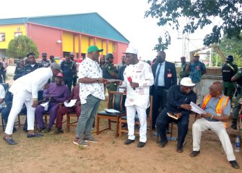 Sir Emeka Offor Foundation Donates Food, Bedding, Cash To Anambra Flood Victims 