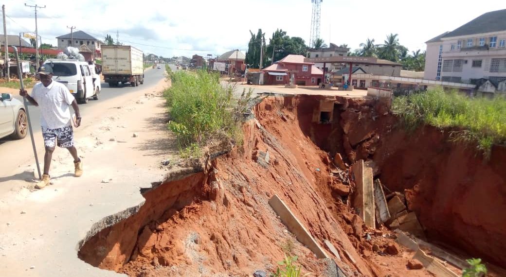 Gully Erosion Threatens 400 Buildings, Rojenny Stadium, Federal Highway Anambra (video)