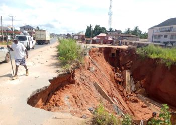 Gully Erosion Threatens 400 Buildings, Rojenny Stadium, Federal Highway Anambra (video)