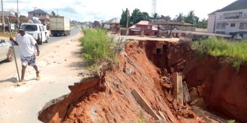 Gully Erosion Threatens 400 Buildings, Rojenny Stadium, Federal Highway Anambra (video)