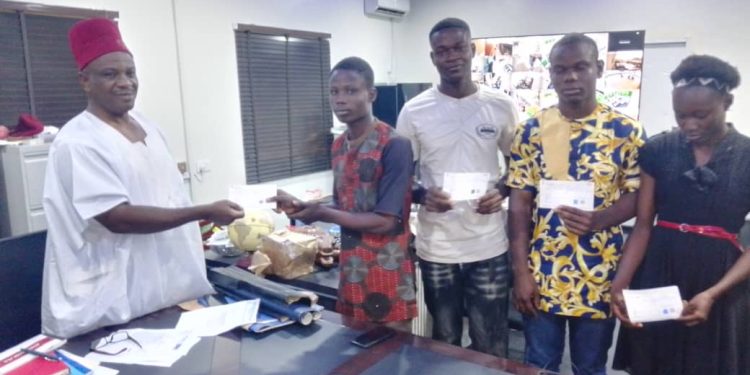 Ozo Jeff Scheme Doles Out Millions To Four New Students, Urges Them To Aspire For The Top