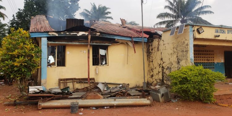 Anambra Police Division Attacked, Razed By Hoodlums (video)