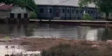 Ozigbo Donates Relief Items, Cash To Anambra Flood Victims