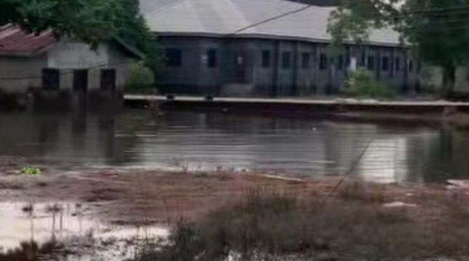 Ozigbo Donates Relief Items, Cash To Anambra Flood Victims